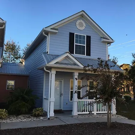 Spacious 3-Br Cottage, 2 Blocks To Beach